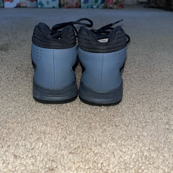 Boys 7Y black under armor basketball shoes - Picture 2 of 7